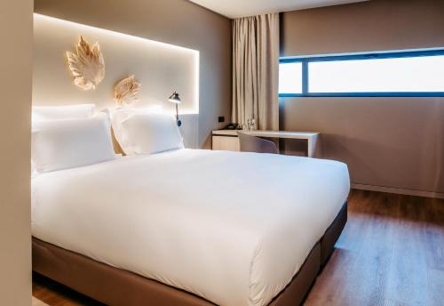 Habitación Superior con cama extragrande del hotel Mercure Fátima. Foto 8