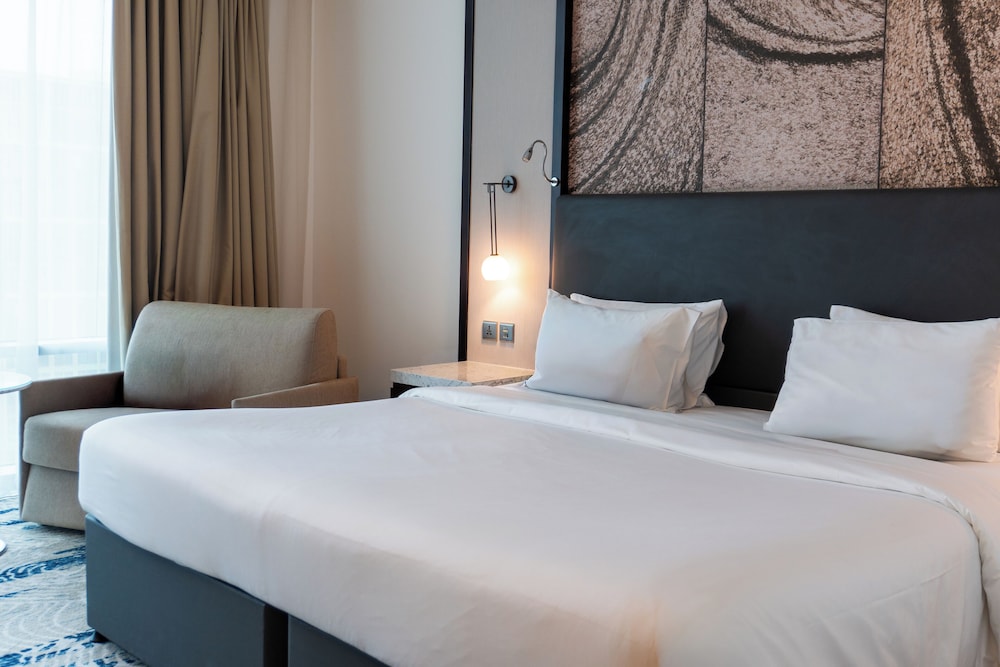 Habitación ejecutiva con 1 cama king size del hotel Novotel Dubai Gold District. Foto 3