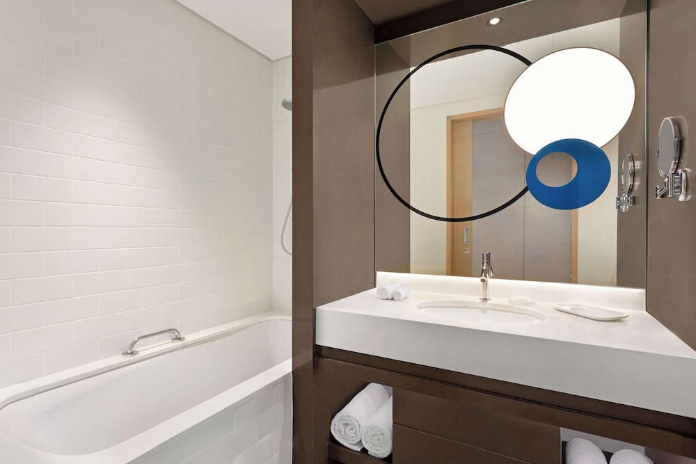 Habitación ejecutiva con 1 cama king size del hotel Novotel Dubai Gold District. Foto 4