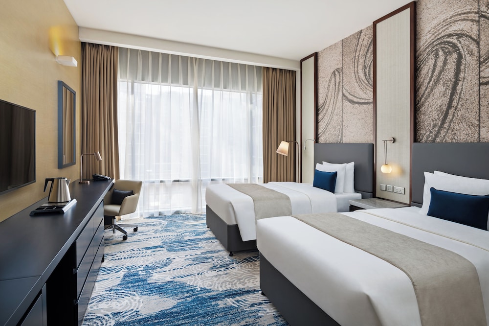 Habitación ejecutiva con 2 camas individuales del hotel Novotel Dubai Gold District. Foto 2