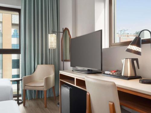 Habitación superior con 2 camas individuales del hotel ibis Styles Dubai Gold District. Foto 2