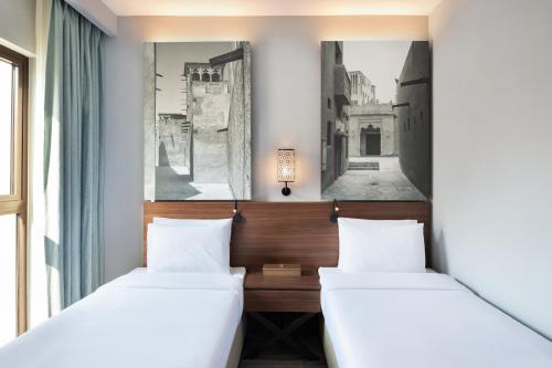 Habitación superior con 2 camas individuales del hotel ibis Styles Dubai Gold District. Foto 9