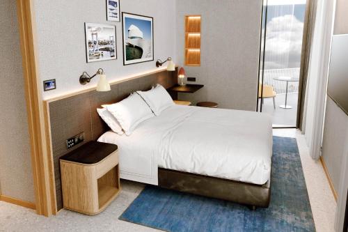 Habitación Superior con balcón, cama extragrande y vistas a la ciudad del hotel Four Points By Sheraton Matosinhos