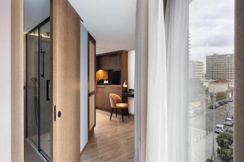 Habitación Superior con balcón, cama extragrande y vistas a la ciudad del hotel Four Points By Sheraton Matosinhos. Foto 2