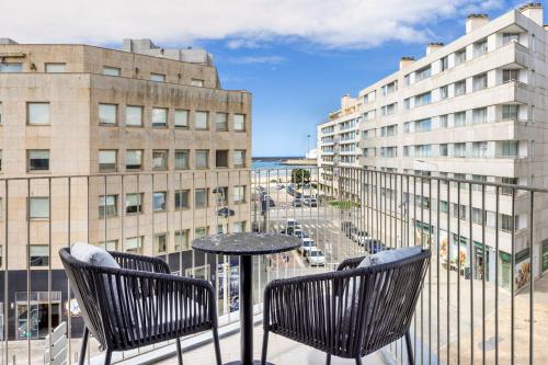 Habitación Superior con balcón, cama extragrande y vistas a la ciudad del hotel Four Points By Sheraton Matosinhos. Foto 3