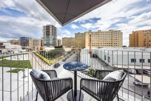 Habitación Superior con balcón, cama extragrande y vistas a la ciudad del hotel Four Points By Sheraton Matosinhos. Foto 4