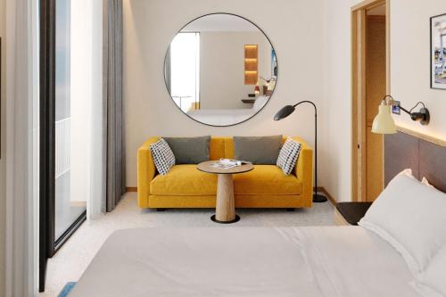 Suite Junior con cama extragrande, sofá cama y vistas al mar o a la ciudad del hotel Four Points By Sheraton Matosinhos. Foto 2