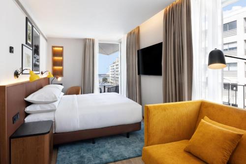 Suite Junior con cama extragrande, sofá cama y vistas al mar o a la ciudad del hotel Four Points By Sheraton Matosinhos. Foto 3