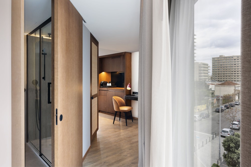 Habitación superior, 1 cama de matrimonio grande, balcón, vistas a la ciudad del hotel Four Points By Sheraton Matosinhos. Foto 5
