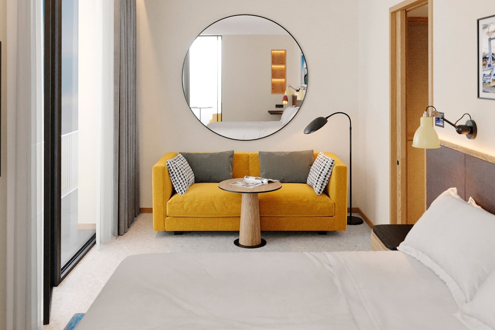 Suite junior, 1 cama de matrimonio grande con sofá cama, vistas al mar del hotel Four Points By Sheraton Matosinhos. Foto 1