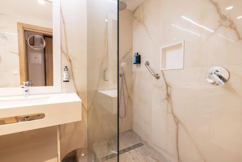 Habitación Doble Deluxe con terraza del hotel Gold Arcos. Foto 4