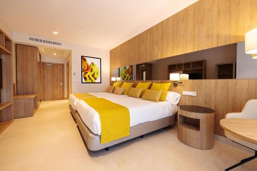 Habitación Doble Deluxe Superior con terraza del hotel Gold Arcos. Foto 1