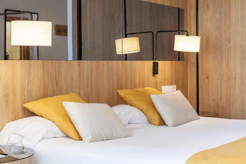 Habitación Doble Deluxe Superior con terraza del hotel Gold Arcos. Foto 6