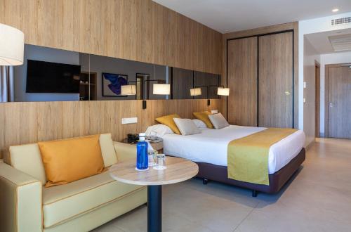 Habitación Doble Deluxe Superior con terraza del hotel Gold Arcos. Foto 8