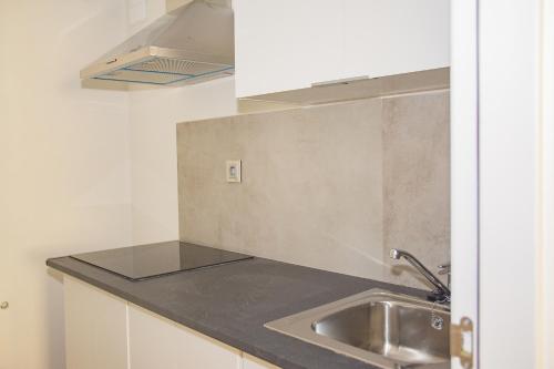 Estudio Triple Estándar del hotel Apartmentos Santander Maliaño Suites 3000. Foto 11