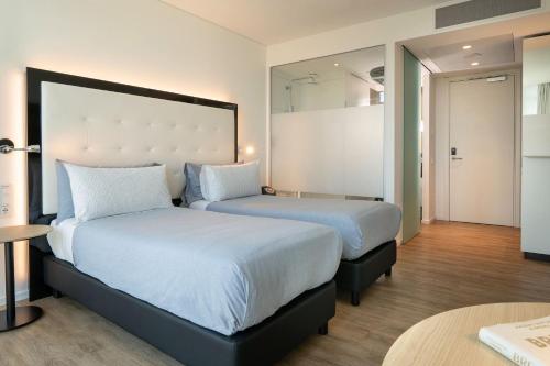 Habitación Innside con vistas a la ciudad del hotel Innside By Meliá Milano Torre Galfa. Foto 3