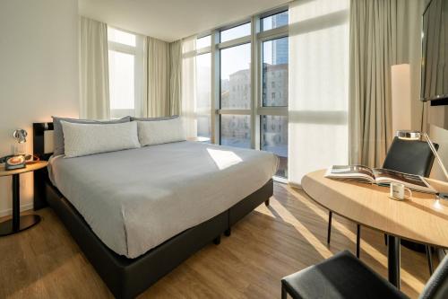 Habitación Innside con vistas a la ciudad del hotel Innside By Meliá Milano Torre Galfa. Foto 6