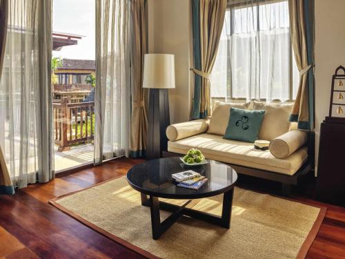 Suite Doble con terraza y vistas a la laguna - 2 camas del hotel Mövenpick Asara Resort and Spa Hua Hin. Foto 1