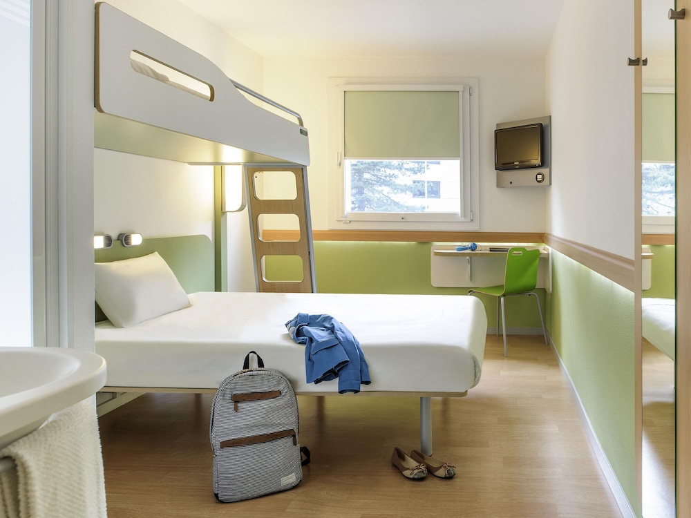 TRIPLE - Habitación con una cama grande y una litera del hotel ibis budget Velizy