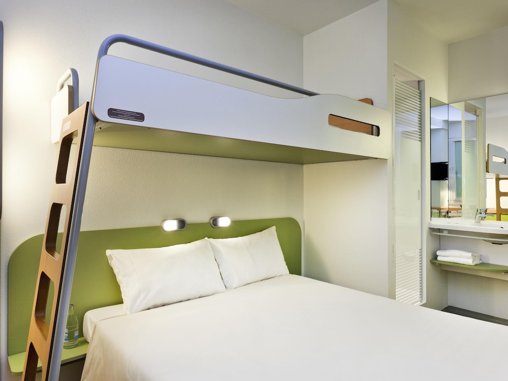 TRIPLE - Habitación con una cama grande y una litera del hotel ibis budget Velizy. Foto 1