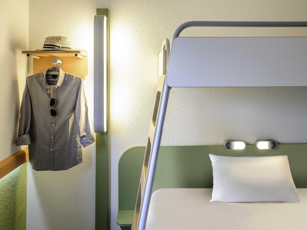 TRIPLE - Habitación con una cama grande y una litera del hotel ibis budget Velizy. Foto 2