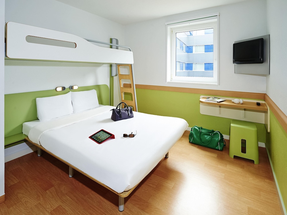 TRIPLE - Habitación con una cama grande y una litera del hotel ibis budget Velizy. Foto 3