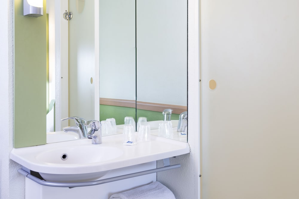 TRIPLE - Habitación con una cama grande y una litera del hotel ibis budget Velizy. Foto 4