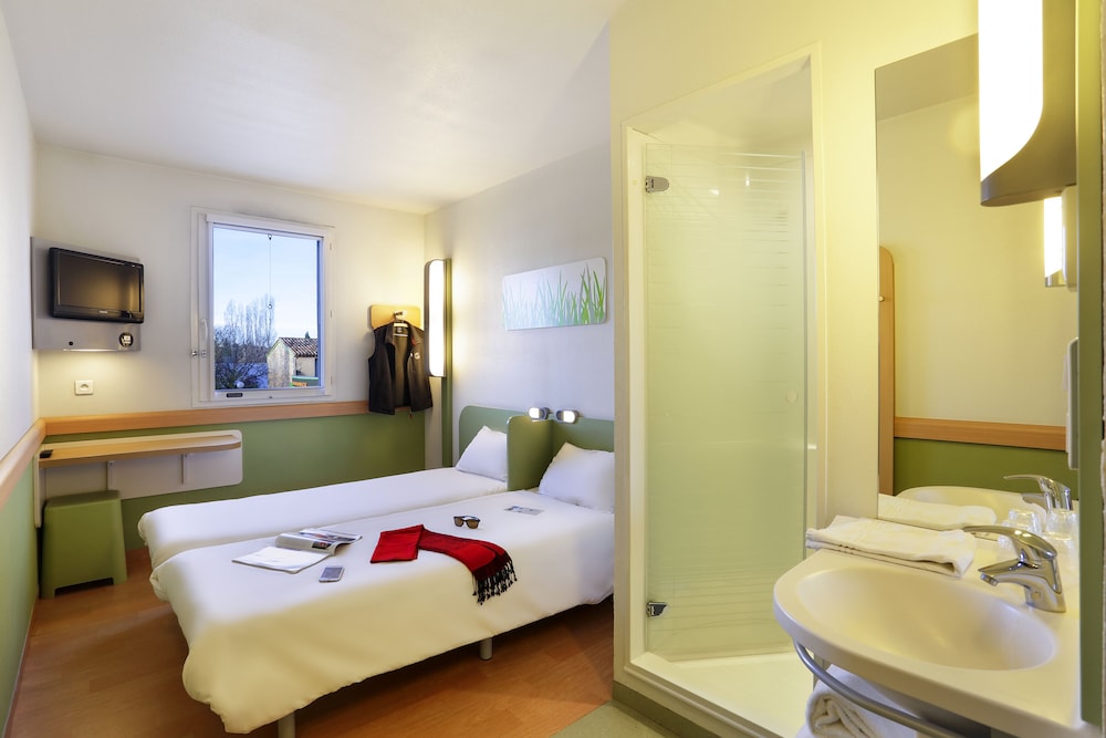 TWIN - Habitación con dos camas individuales del hotel ibis budget Velizy. Foto 1