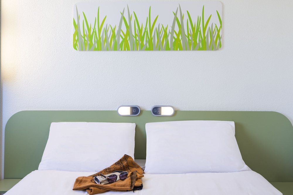 TWIN - Habitación con dos camas individuales del hotel ibis budget Velizy. Foto 2