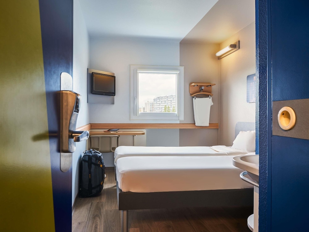 TWIN - Habitación con dos camas individuales del hotel ibis budget Velizy. Foto 4