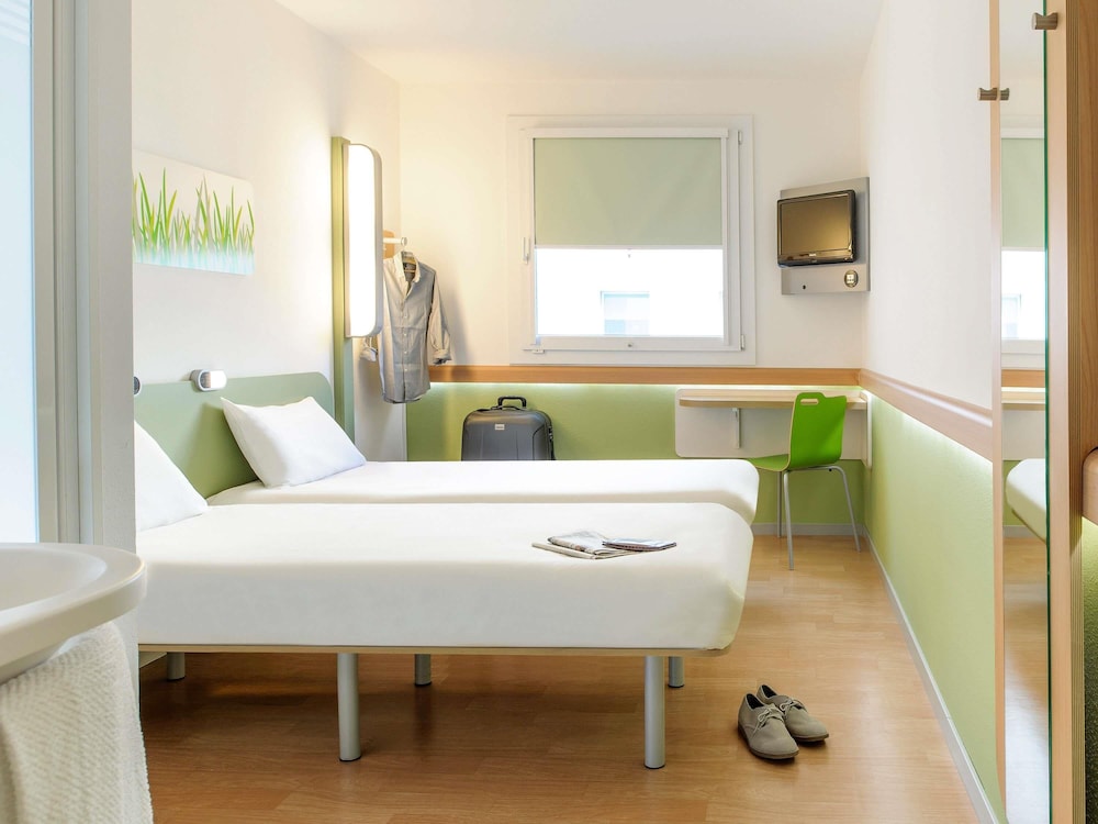 TWIN - Habitación con dos camas individuales del hotel ibis budget Velizy. Foto 5