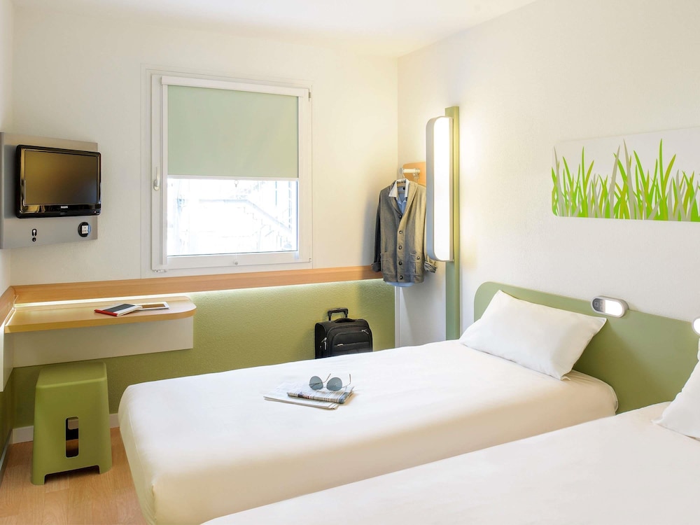 TWIN - Habitación con dos camas individuales del hotel ibis budget Velizy. Foto 6
