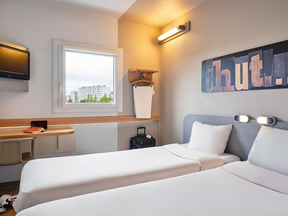 TWIN - Habitación con dos camas individuales del hotel ibis budget Velizy. Foto 7