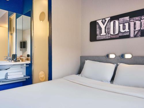 DOBLE - Habitación con una cama grande del hotel ibis budget Velizy. Foto 1
