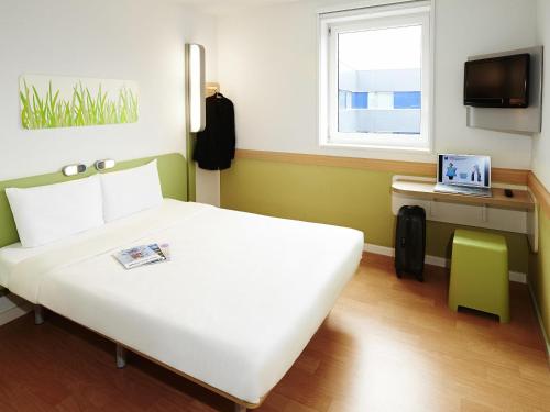 DOBLE - Habitación con una cama grande del hotel ibis budget Velizy. Foto 2