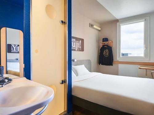DOBLE - Habitación con una cama grande del hotel ibis budget Velizy. Foto 4