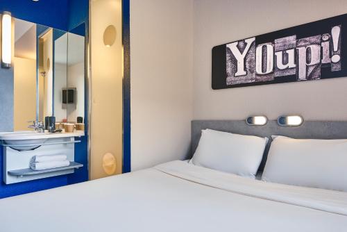 DOBLE - Habitación con una cama grande del hotel ibis budget Velizy. Foto 5