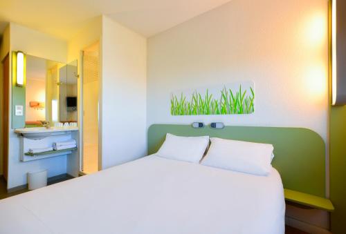 DOBLE - Habitación con una cama grande del hotel ibis budget Velizy. Foto 6
