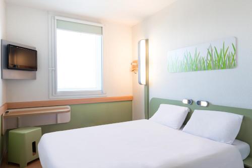DOBLE - Habitación con una cama grande del hotel ibis budget Velizy. Foto 7