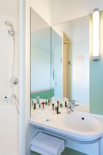 DOBLE - Habitación con una cama grande del hotel ibis budget Velizy. Foto 8