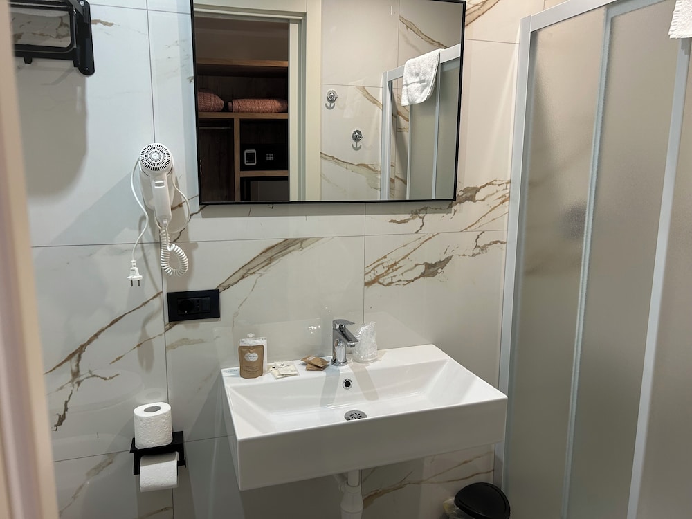 Habitación estándar doble, 1 cama de matrimonio, no fumadores del hotel Stradivari. Foto 17