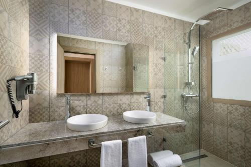 Habitación Executive con balcón del hotel Radisson Blu Resort, Al Hoceima. Foto 6