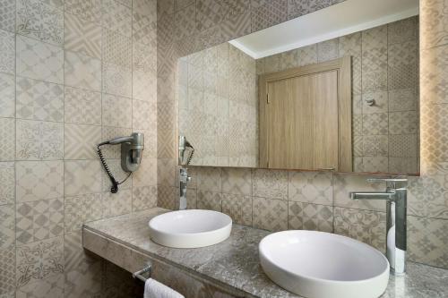 Habitación Executive con balcón del hotel Radisson Blu Resort, Al Hoceima. Foto 7