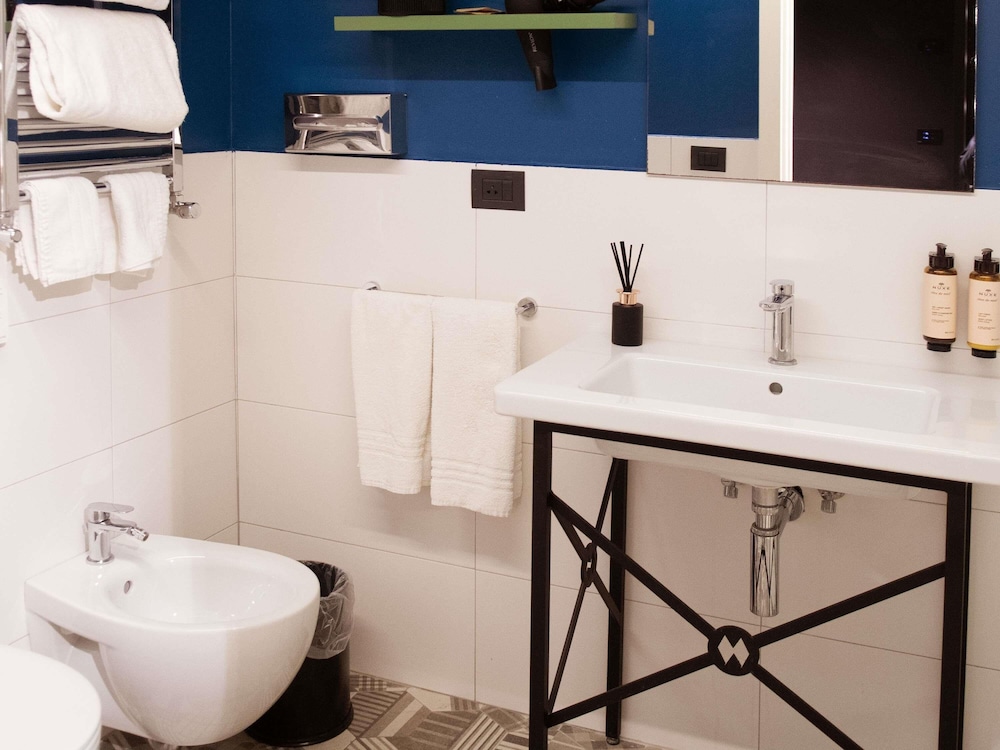 Habitación clásica con cama doble del hotel Mercure Roma Cinecittà. Foto 5