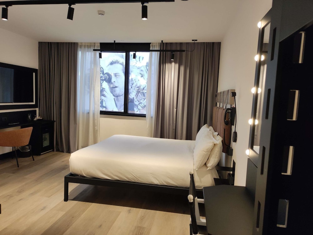 Habitación clásica con cama doble del hotel Mercure Roma Cinecittà. Foto 6