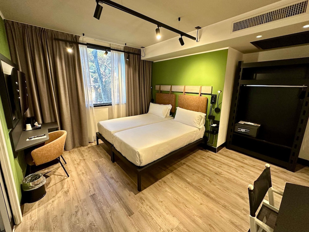 Habitación clásica con 2 camas individuales del hotel Mercure Roma Cinecittà. Foto 4