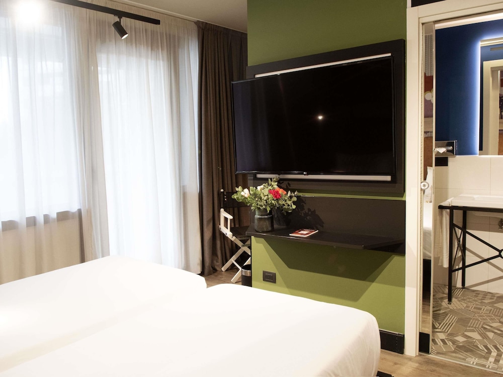 Habitación clásica con 2 camas individuales del hotel Mercure Roma Cinecittà. Foto 7