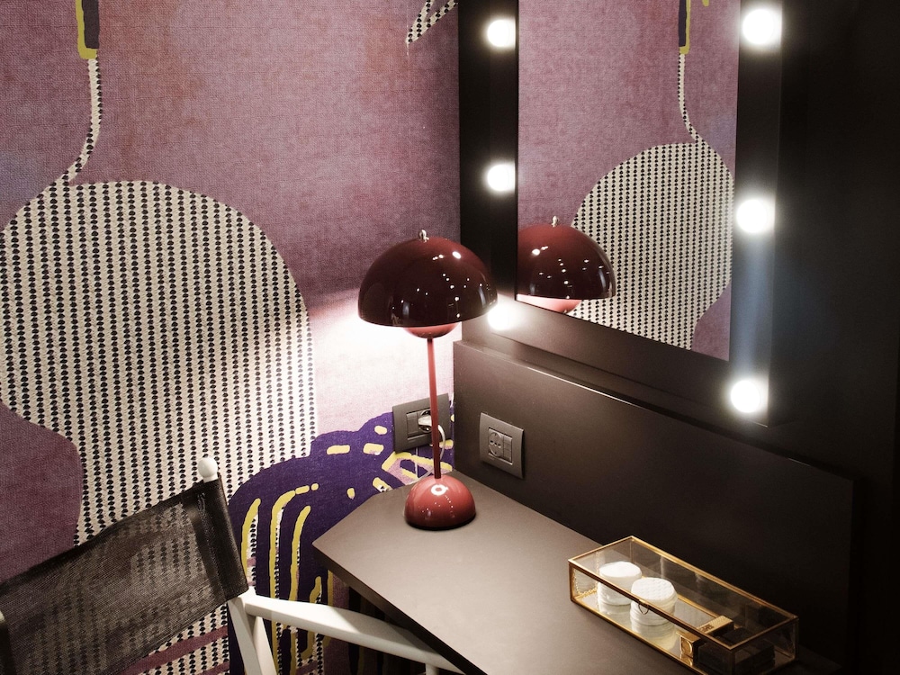 Habitación Clásica Superior del hotel Mercure Roma Cinecittà. Foto 1