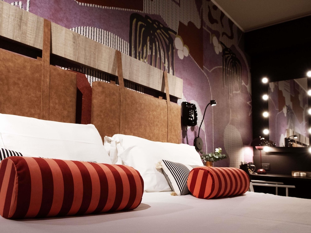 Habitación Clásica Superior del hotel Mercure Roma Cinecittà. Foto 8