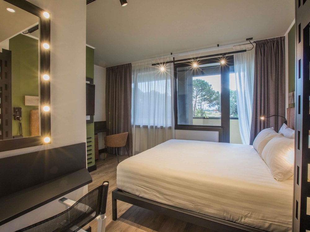 Habitación Clásica Superior del hotel Mercure Roma Cinecittà. Foto 12